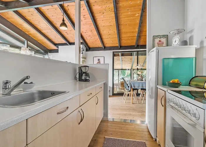2 Bedroom Beautiful In Semesterbostad *